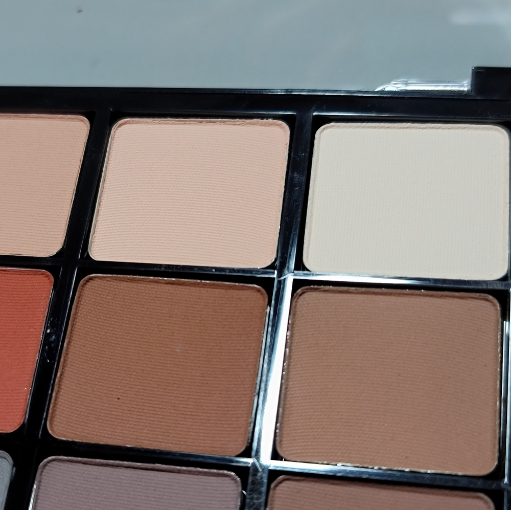 Eyeshadow - Picture 4 of 9
